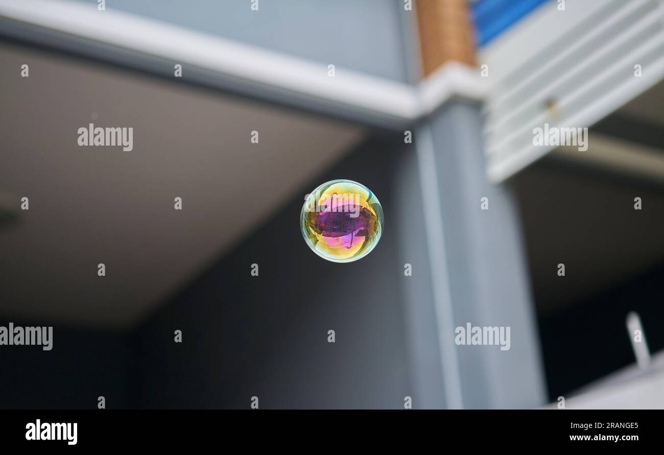 Una bolla fluttuante con riflessi di una casa, immagine concettuale, bolla abitativa. Foto Stock