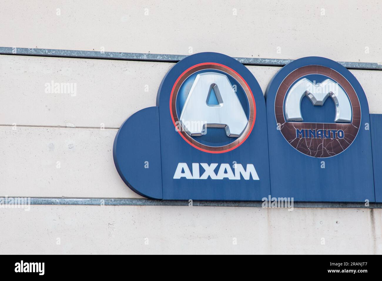 Bordeaux , Francia - 07 01 2023 : Aixam minauto concessionaria logo marchio e testo cartello parete parte di microcar car Mega della casa automobilistica francese Foto Stock