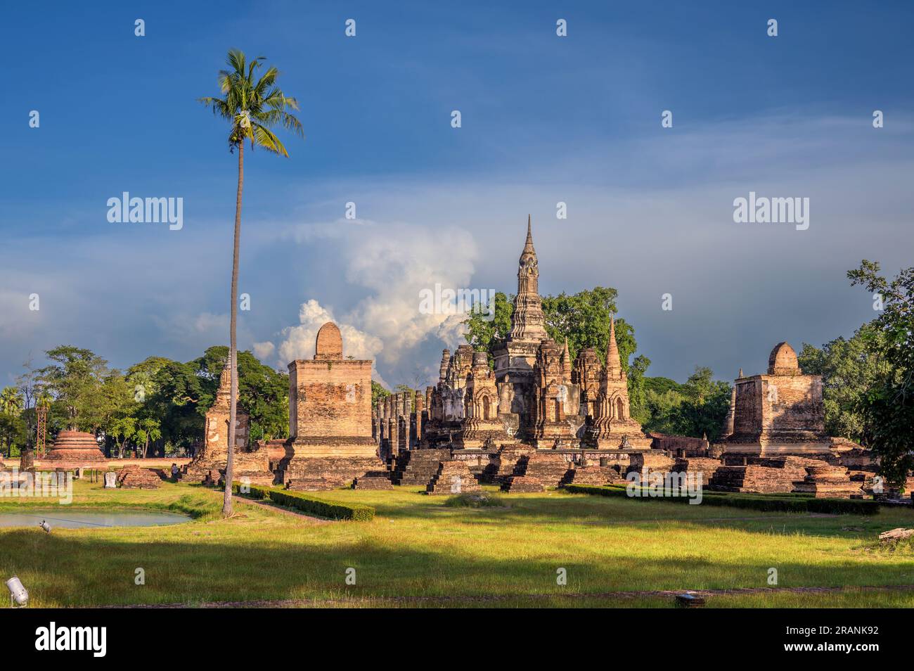 Wat Mahathat è un complesso di templi buddisti (wat) nel Parco storico di Sukhothai, nella provincia di Sukhothai, nella regione settentrionale della Thailandia Foto Stock