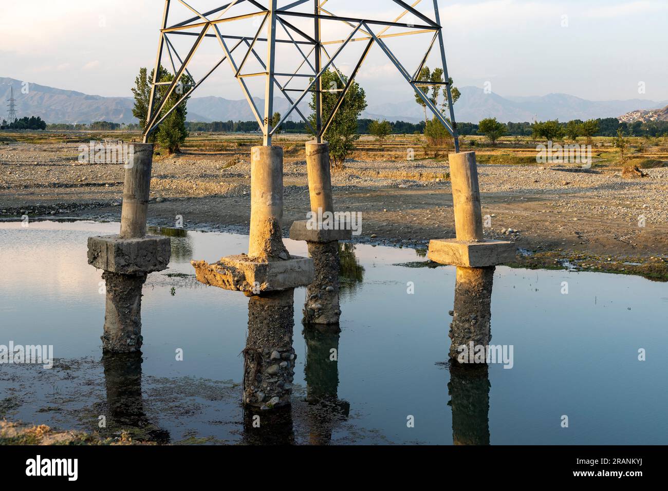 Il terreno di base della torre elettrica è scomparso dopo un'alluvione pesante nel fiume Foto Stock