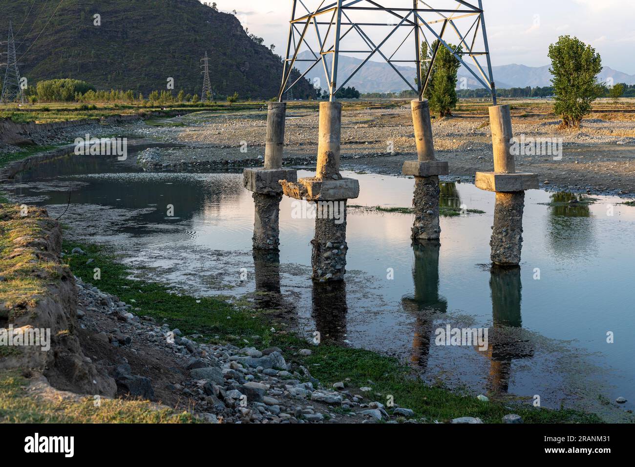 Erosione del suolo dalla base di una linea di trasmissione di energia elettrica pilastri di base della torre Foto Stock