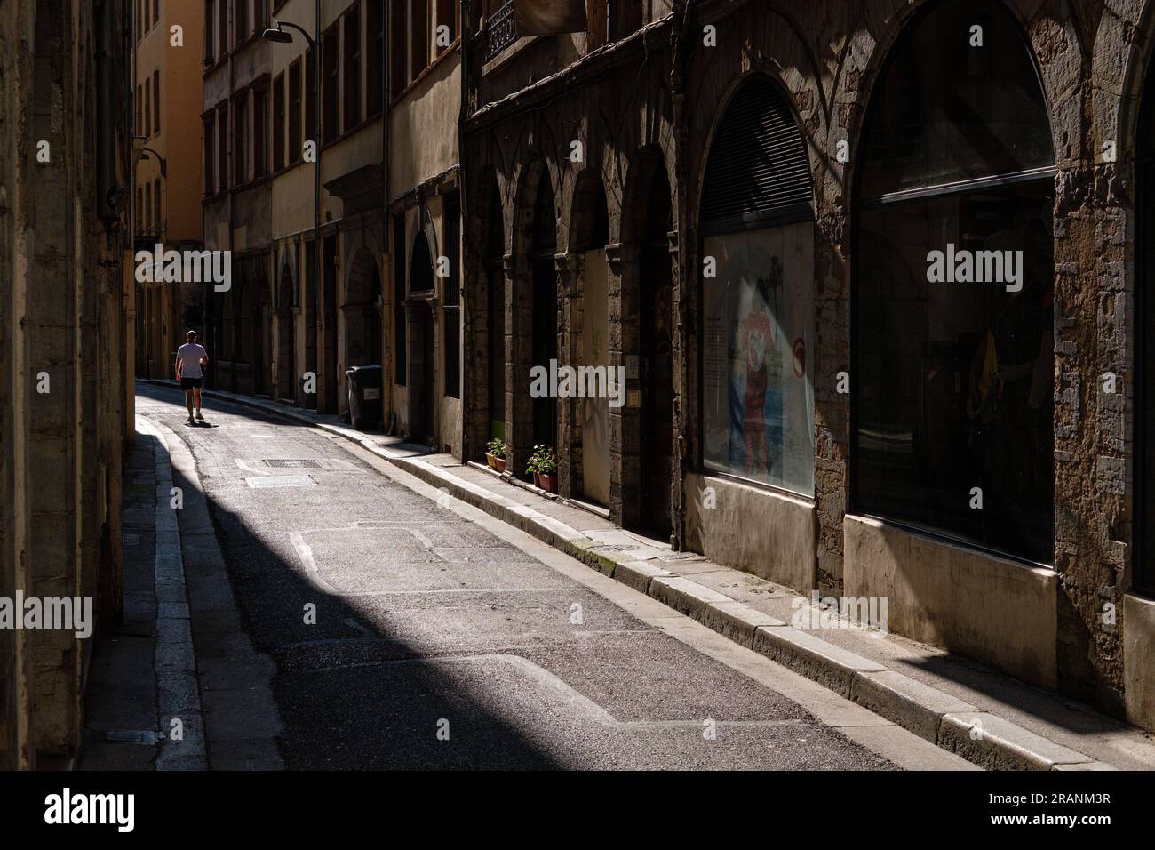 Francia, Lione, 2023-06-28. Un uomo con le spalle in un vicolo alla luce, fotografato da Franck CHAPOLARD. Foto Stock
