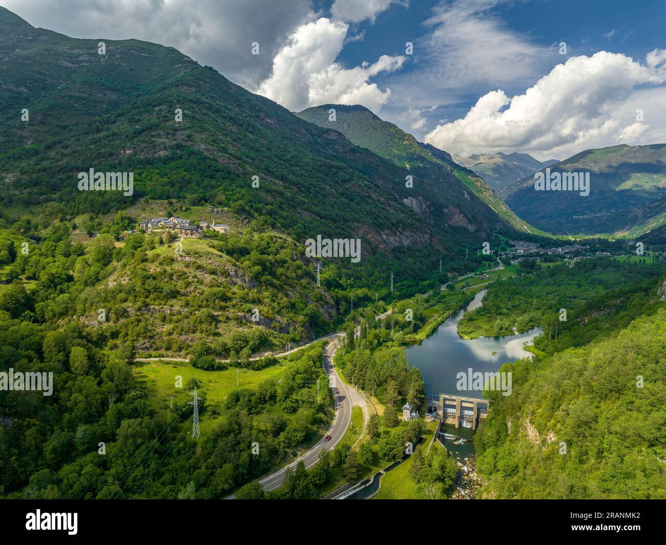 Vista aerea del bacino idrico del Cardet e della valle del Vall de Boí, in primavera (alta Ribagorca, Lleida, Catalogna, Spagna, Pirenei) Foto Stock