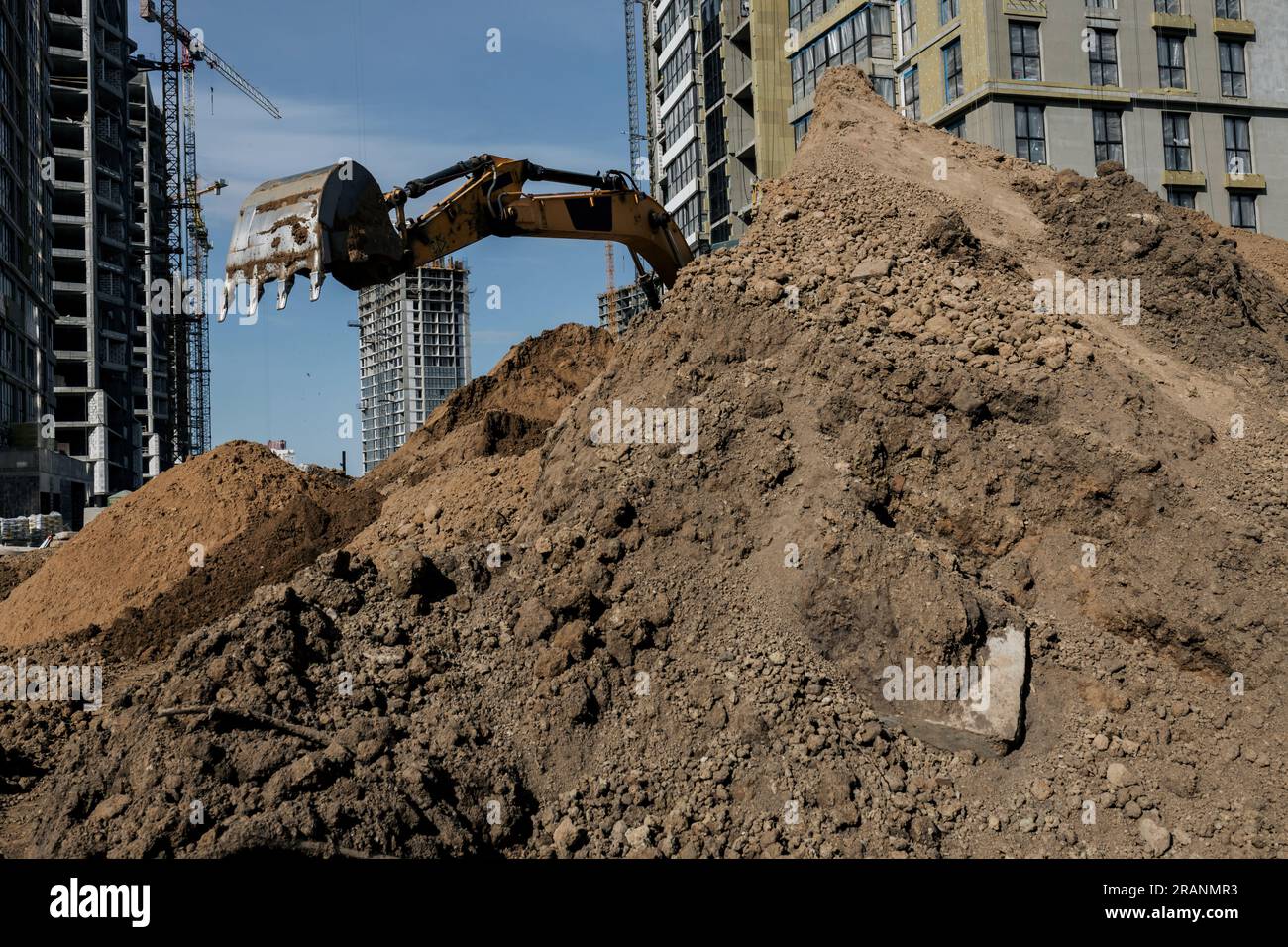 grande escavatore da costruzione sul cantiere. Immagine industriale. Foto Stock