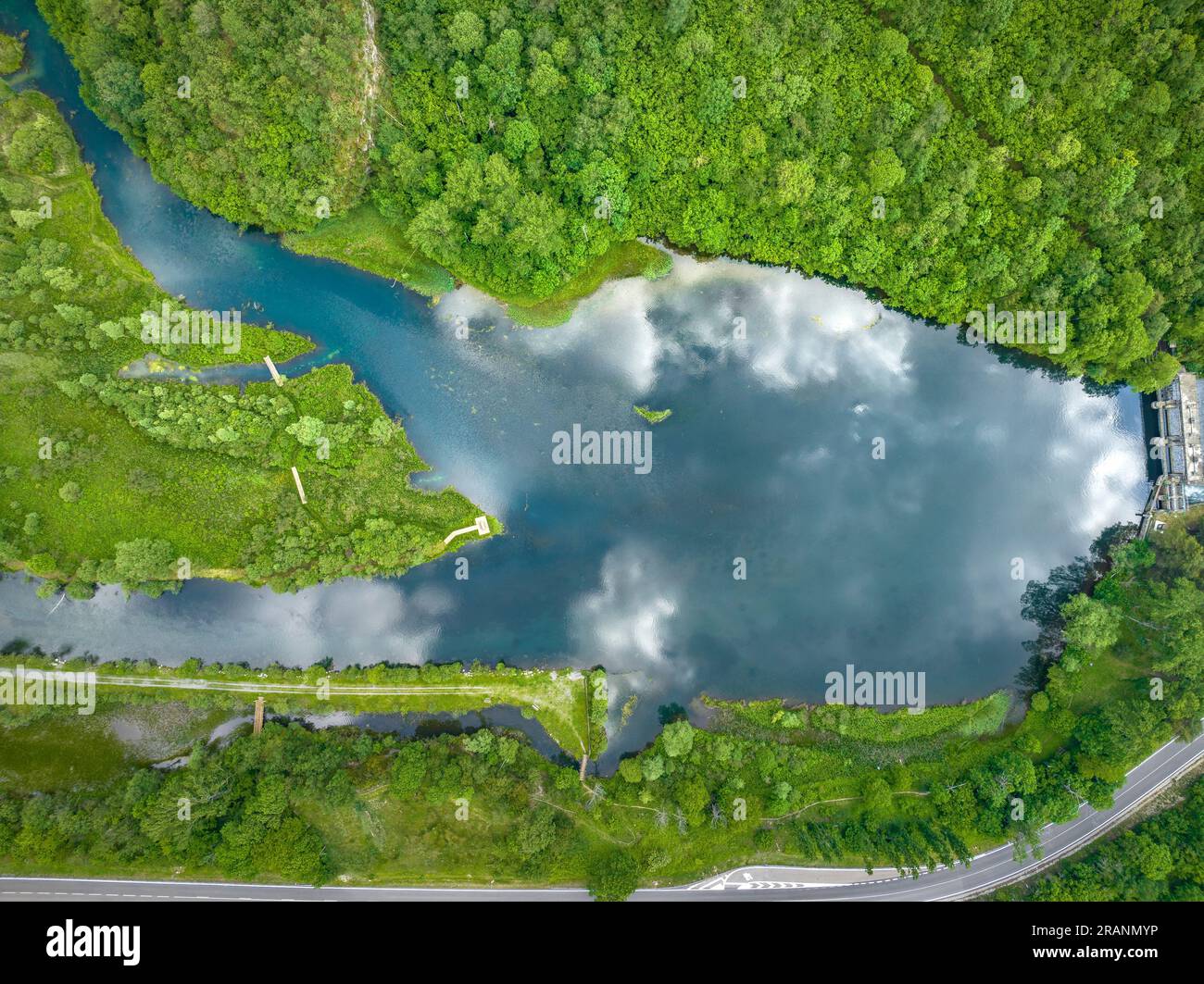 Vista aerea zenitale del bacino idrico del Cardet, nella valle del Vall de Boí, in primavera (alta Ribagorca, Lleida, Catalogna, Spagna, Pirenei) Foto Stock