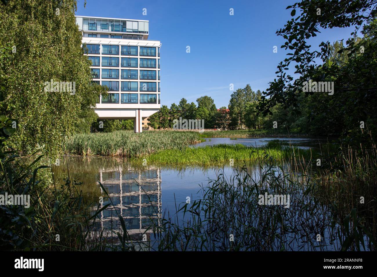Ex sede della Kone Corporation, ora un edificio residenziale, presso lo stagno di Munkkiniemenpuistotie 25 nel distretto di Munkkiniemi di Helsinki, Finlandia Foto Stock