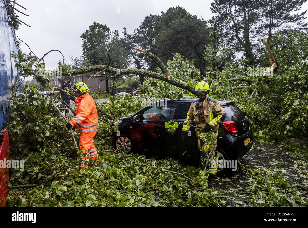 HAARLEM - Un albero caduto su un'auto sulla Marnixstraat ad Haarlem. La prima tempesta estiva dell'anno e la prima nel suo genere dall'agosto 2020 è stata chiamata Poly. Il KNMI ha emesso il codice rosso per una parte del paese. ANP REMKO DE WAAL netherlands Out - belgium Out Foto Stock