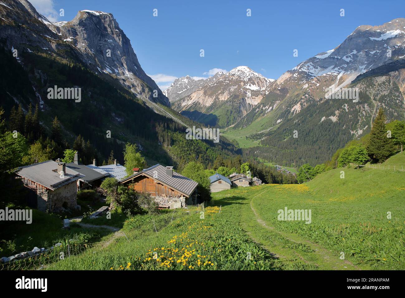 La frazione Les Fontanettes, situata sopra Pralognan la Vanoise, porta d'ingresso al Parco Nazionale di Vanoise, Alpi francesi settentrionali, Tarentaise, Savoie, Francia Foto Stock