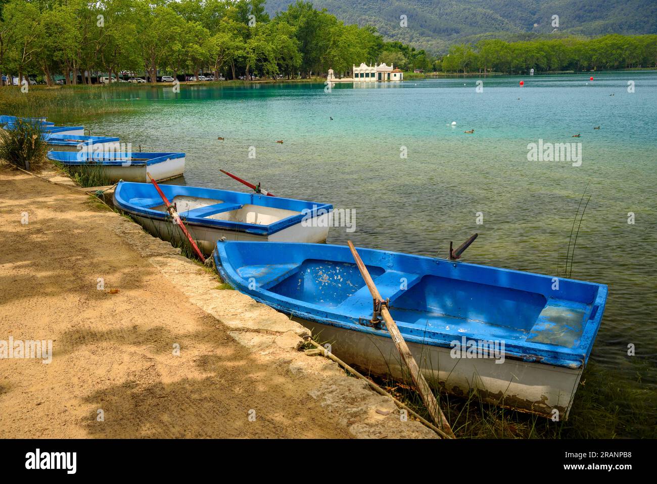 Barche sulla riva del lago di Banyoles (Pla de l'Estany, Girona, Catalogna, Spagna) ESP: Barcas a la orilla del Lago de Bañolas (Gerona, España) Foto Stock