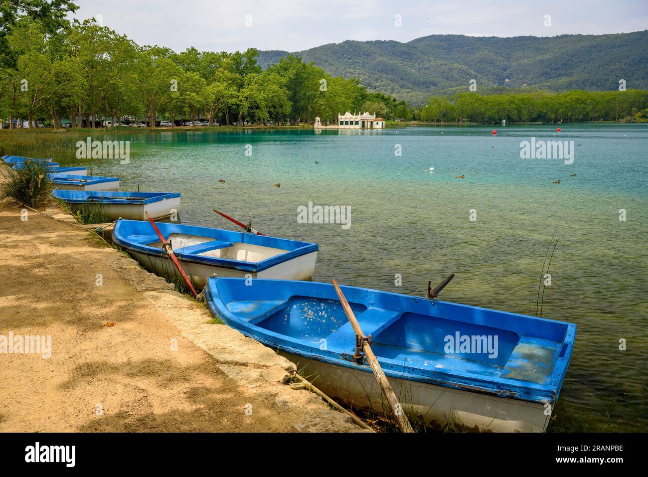 Barche sulla riva del lago di Banyoles (Pla de l'Estany, Girona, Catalogna, Spagna) ESP: Barcas a la orilla del Lago de Bañolas (Gerona, España) Foto Stock