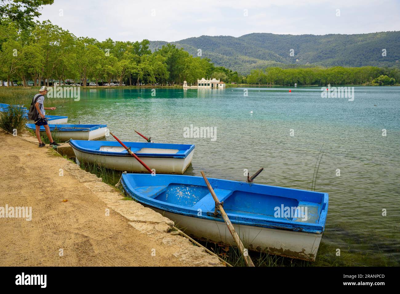 Barche sulla riva del lago di Banyoles (Pla de l'Estany, Girona, Catalogna, Spagna) ESP: Barcas a la orilla del Lago de Bañolas (Gerona, España) Foto Stock