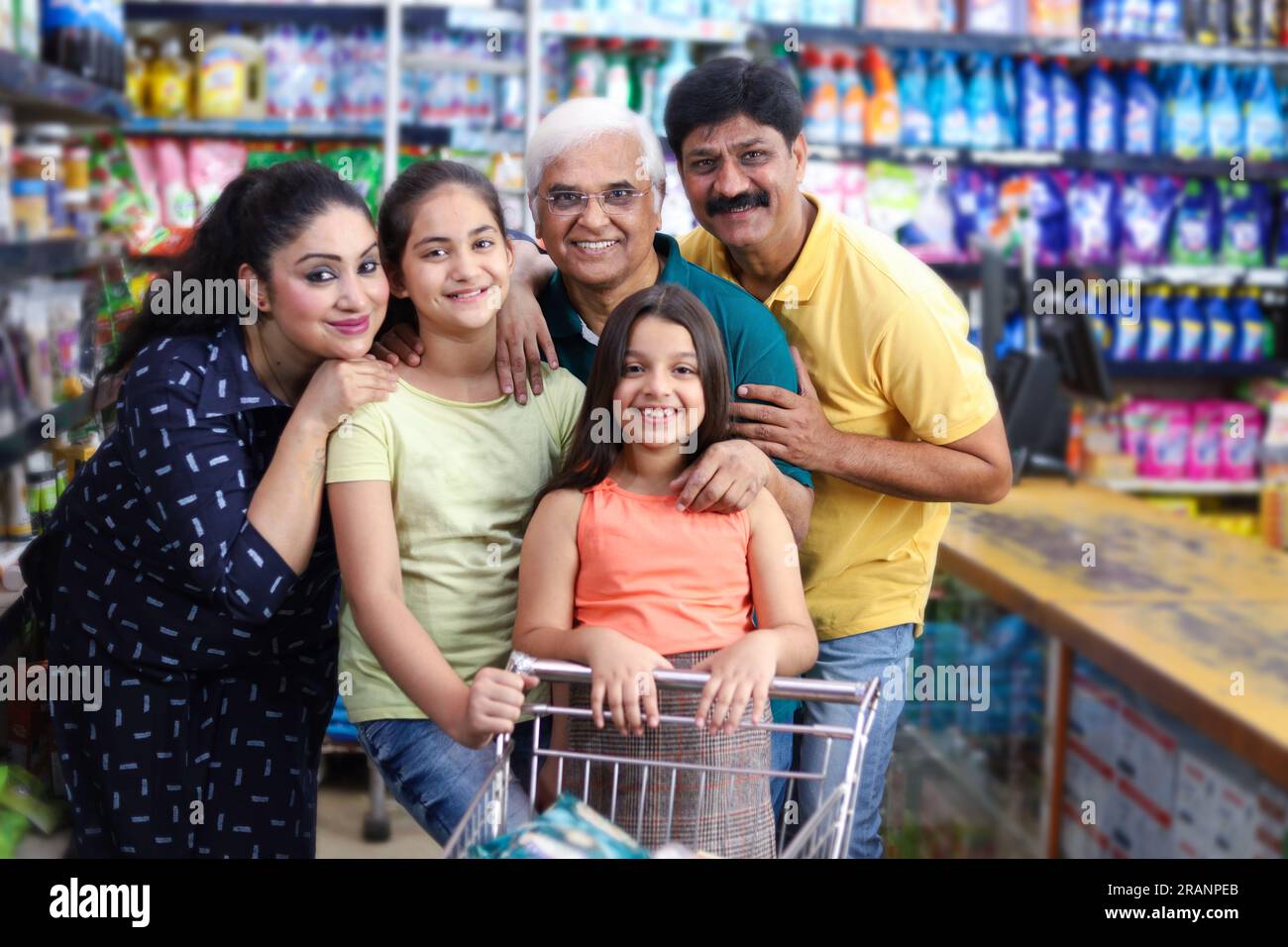 buon shopping per tutta la famiglia nel negozio di alimentari e nel supermercato. Sono alla ricerca dei prodotti desiderati da acquistare. Foto Stock