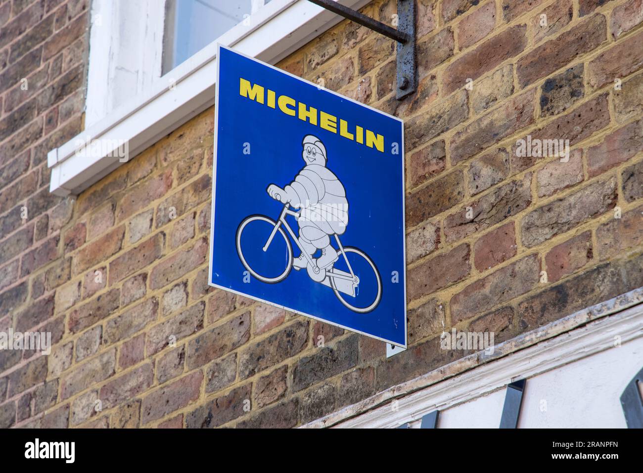 il famoso cartello michelin si trova all'esterno di un negozio di biciclette sulla collina di burgess, nel sussex occidentale Foto Stock