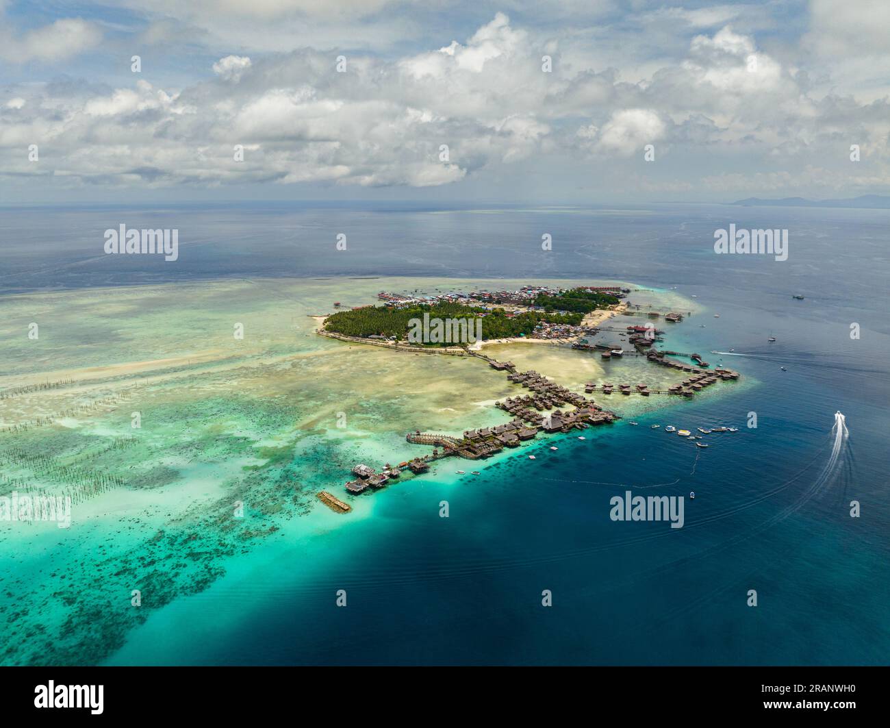 Drone aereo dell'isola tropicale di Mabul con una splendida spiaggia e barriera corallina. Semporna, Sabah, Malesia. Foto Stock