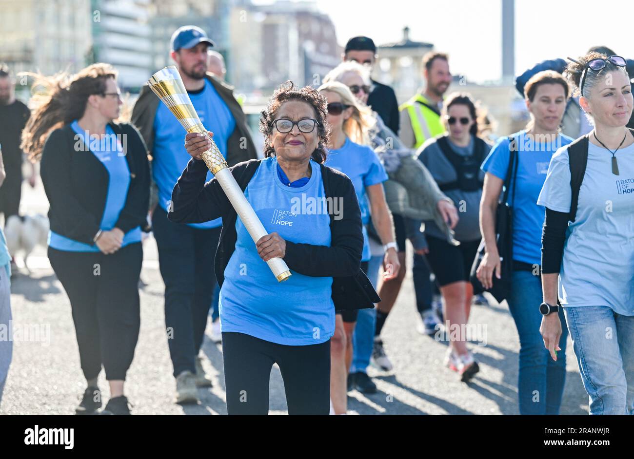 Brighton Regno Unito 5 luglio 2023 - Bena Patel è la prima a portare il Baton di speranza lungo il lungomare di Hove mentre continua il suo tour di 2 settimane nelle città e nelle città di tutta la Gran Bretagna per sensibilizzare al suicidio . Tutti i volontari che hanno partecipato sono stati colpiti da suicidio. #BatonOfHopeUK è la più grande iniziativa di prevenzione e sensibilizzazione al suicidio che il Regno Unito abbia mai visto in quanto è il più grande assassino in Gran Bretagna di uomini e donne sotto i 35 anni : Credit Simon Dack / Alamy Live News Foto Stock