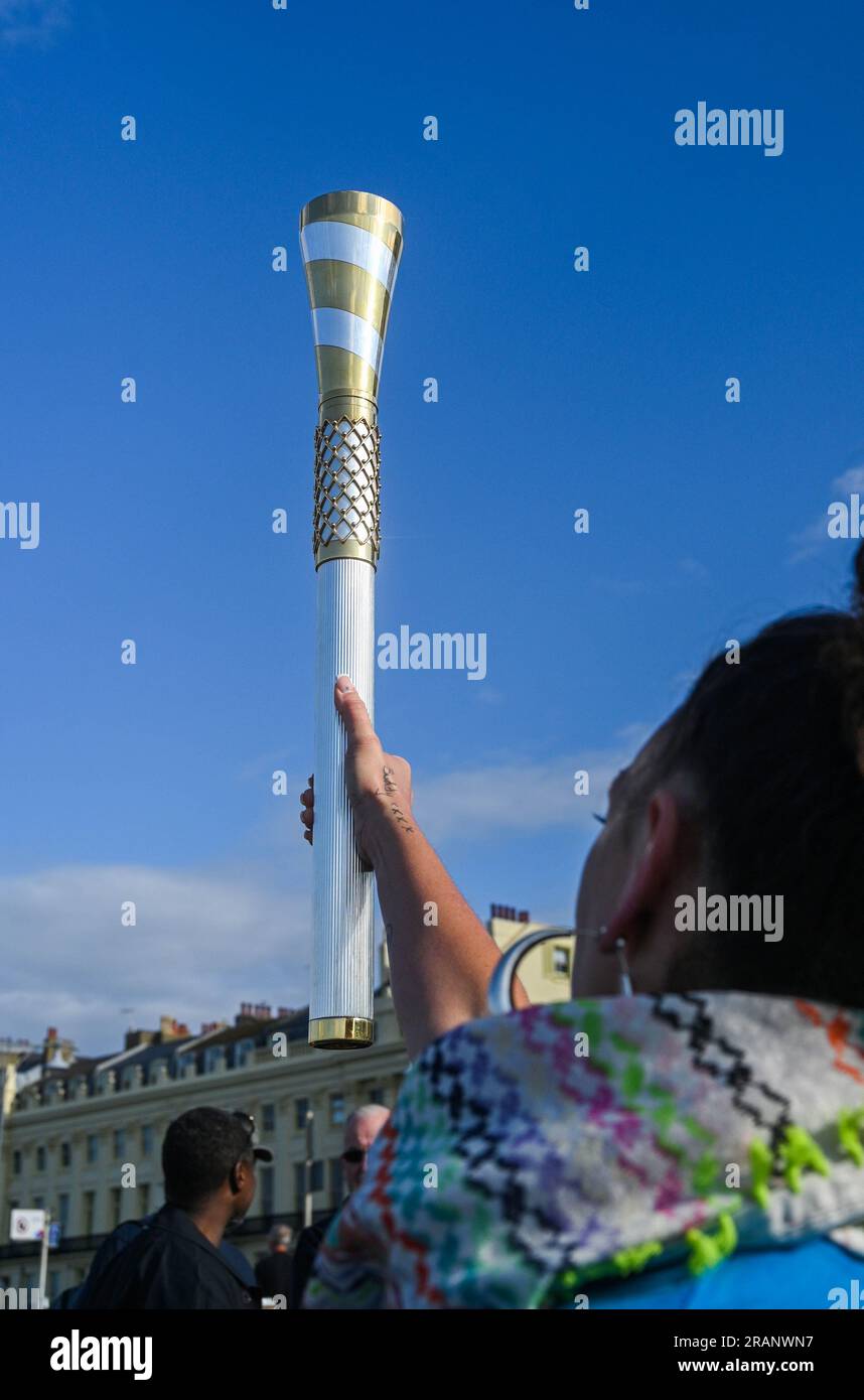 Brighton Regno Unito 5 luglio 2023 - Baton of Hope volontaria presso la statua della Pace di Brighton & Hove mentre continua il suo tour di 2 settimane nelle città e nelle città di tutta la Gran Bretagna per sensibilizzare al suicidio . #BatonOfHopeUK è la più grande iniziativa di prevenzione e sensibilizzazione al suicidio che il Regno Unito abbia mai visto in quanto è il più grande assassino in Gran Bretagna di uomini e donne sotto i 35 anni : Credit Simon Dack / Alamy Live News Foto Stock