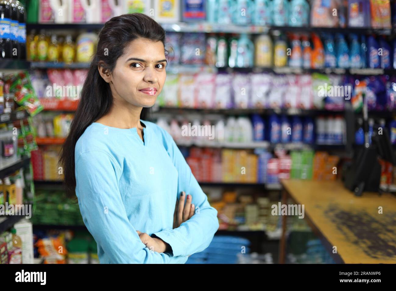 Ritratto di una ragazza indiana felice e sorridente che acquista in un negozio di alimentari. Comprare della spesa per casa in un supermercato. Foto Stock