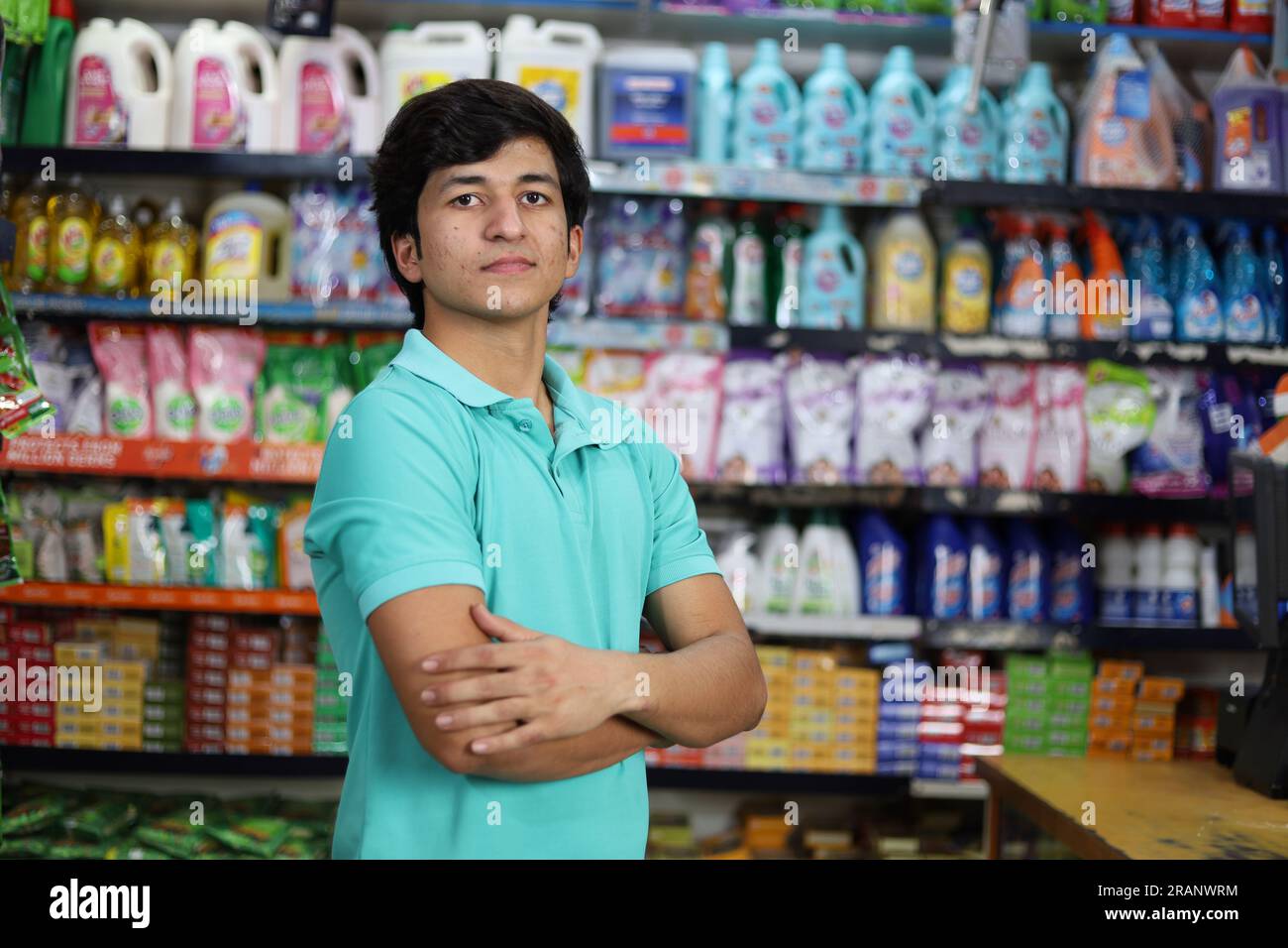 Ritratto di un ragazzo in forma felice e sorridente che acquista in un negozio di alimentari. Comprare della spesa per casa in un supermercato. Foto Stock