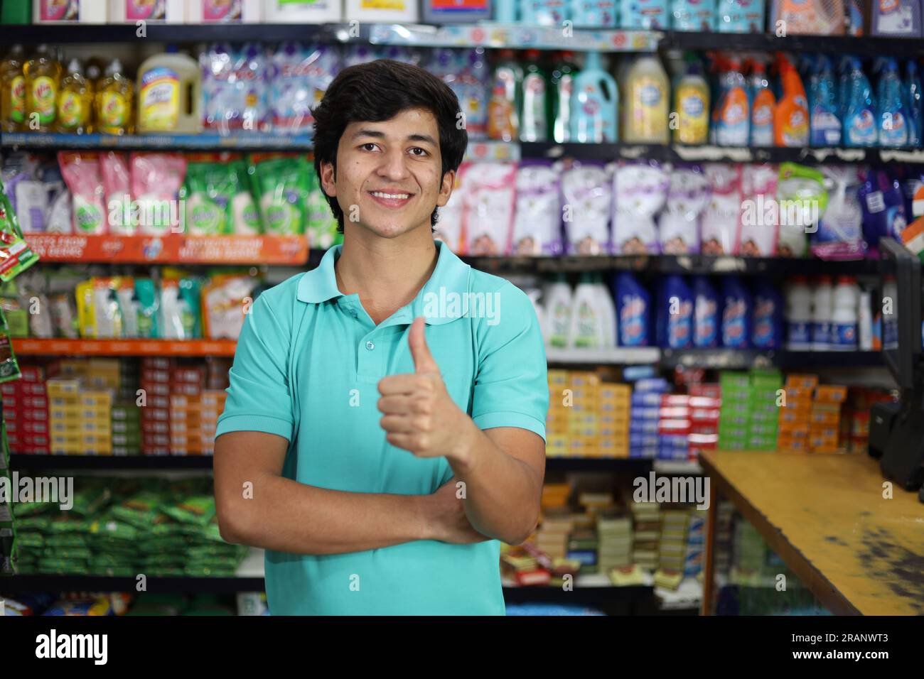 Ritratto di un ragazzo in forma felice e sorridente che acquista in un negozio di alimentari. Comprare della spesa per casa in un supermercato. Foto Stock