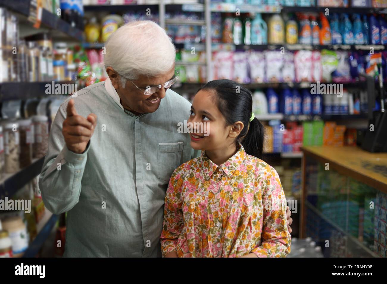 Felice nonno e nipote che si divertono ad acquistare in un negozio di alimentari. Comprare della spesa per casa in un supermercato. Foto Stock