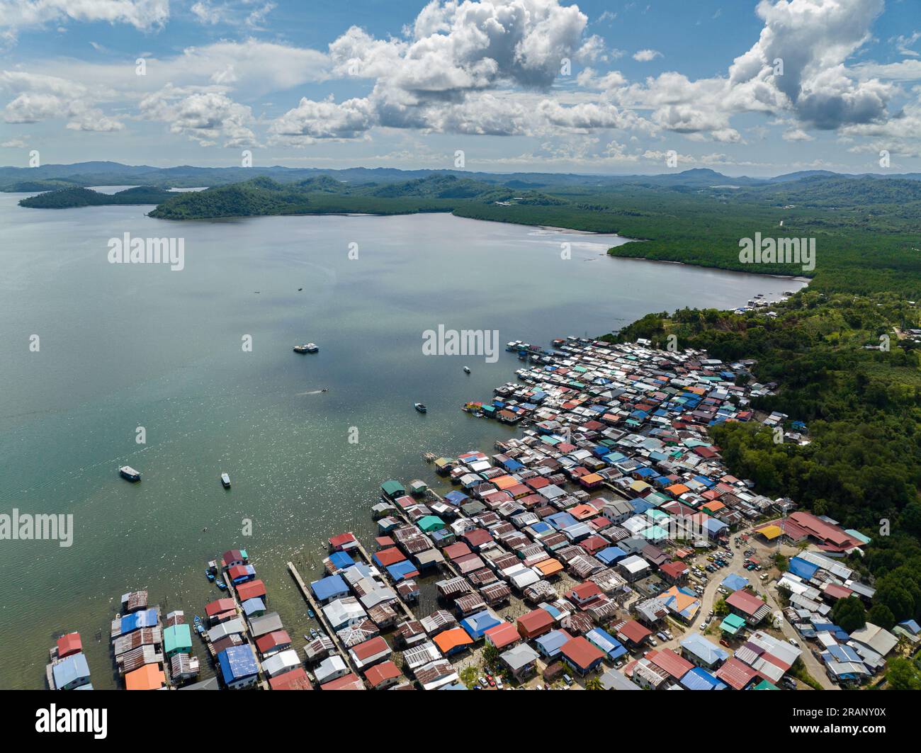 Villaggio di pescatori con case di legno su palafitte nel mare. Kudat, Sabah, Borneo. Foto Stock