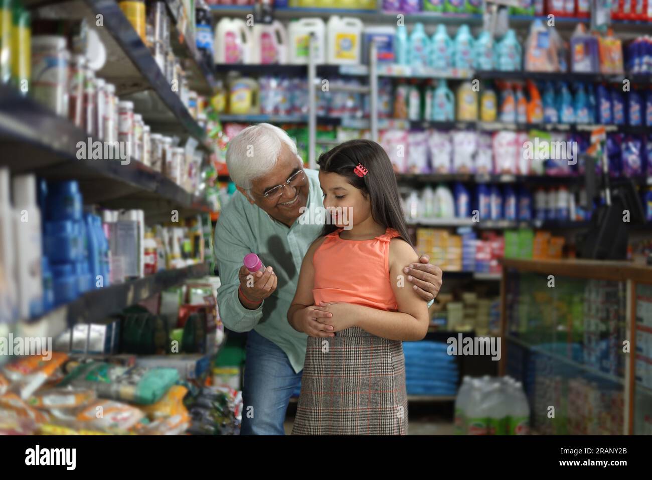 Felice nonno e nipote si sono divertiti ad acquistare in un negozio di alimentari. Comprare la spesa per casa in un supermercato controllare il prezzo. Foto Stock