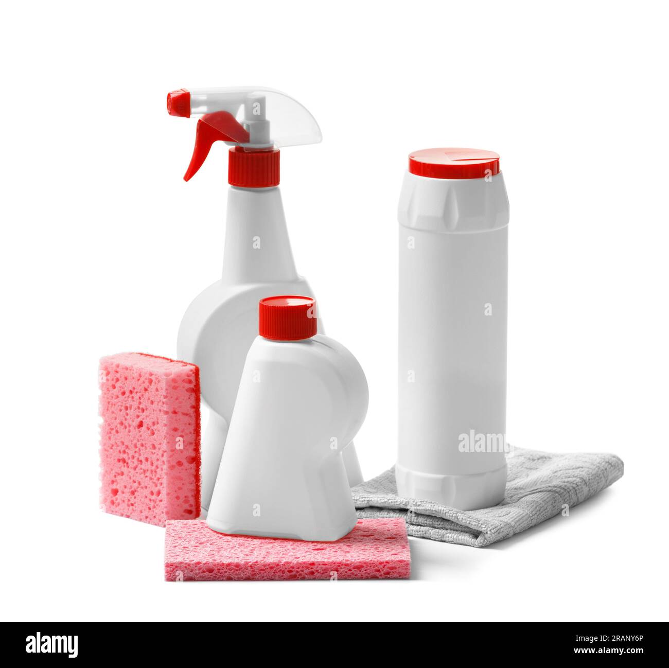 Set di vari flaconi in plastica con prodotti chimici per la casa e strumenti per la pulizia della casa, isolati su bianco. Detergenti e prodotti per la pulizia in confezioni. Foto Stock