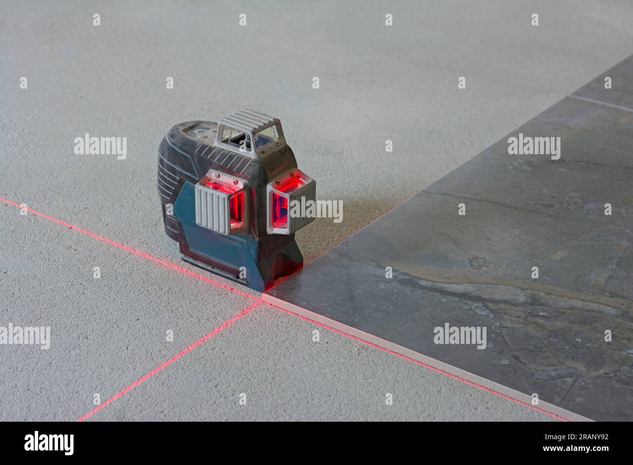 Laser lineare e piastrelle per pavimenti sul rasatore di una casa Foto Stock