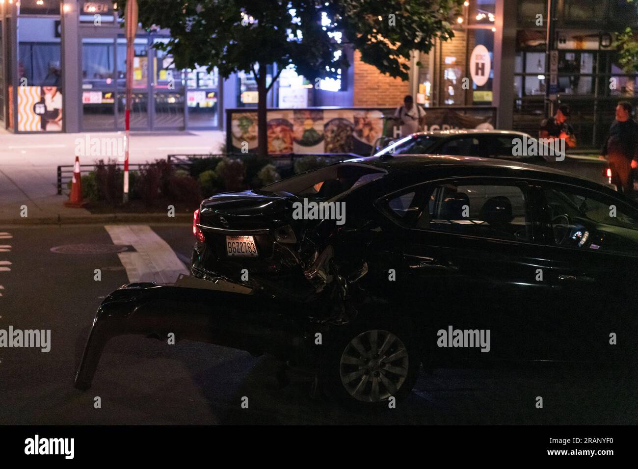 Seattle, Stati Uniti. 4 luglio 2023. Poco prima di mezzanotte una multi-auto colpì Denny e Terry Ave a South Lake Union. Seattle ha visto un forte aumento delle collisioni Hit and Run a seguito di una controversa legge di non inseguimento approvata di recente. La legge limita i casi in cui la polizia è autorizzata a perseguire veicoli che violano la legge. Dall'approvazione della legge si è registrato un notevole aumento dei veicoli che viaggiano senza targhe o linguette visibili, nonché dei veicoli che non si sono fermati per le forze dell'ordine con luci rosse. James Anderson/Alamy Live News Foto Stock