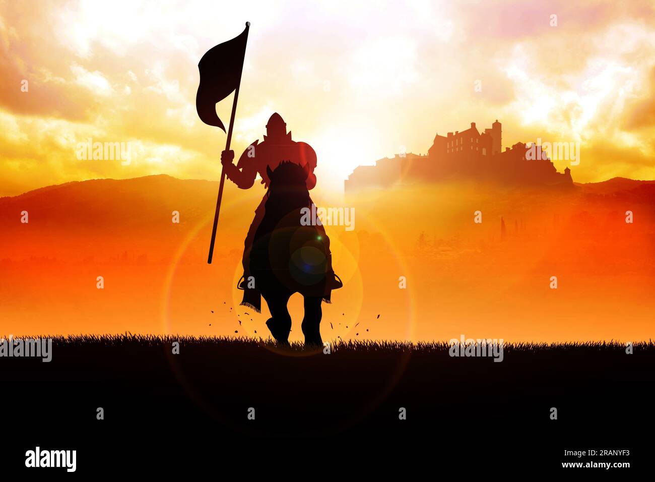 Silhouette di un cavaliere medievale a cavallo che porta una bandiera sulla scena drammatica Foto Stock