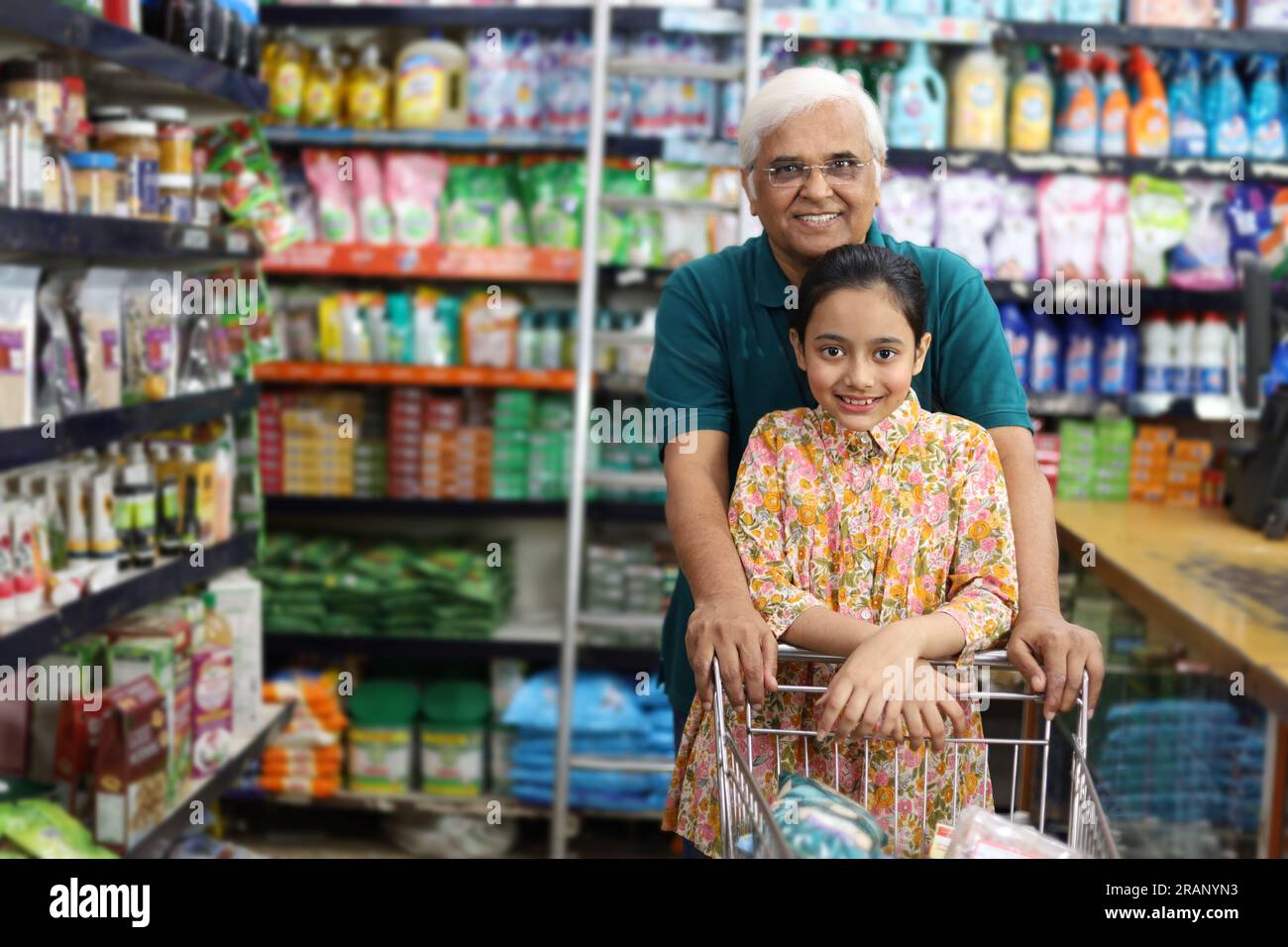 Felice nonno e nipote che si divertono ad acquistare in un negozio di alimentari. Comprare della spesa per casa in un supermercato. Foto Stock