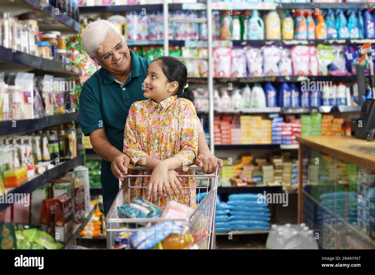 Felice nonno e nipote che si divertono ad acquistare in un negozio di alimentari. Comprare della spesa per casa in un supermercato. Foto Stock