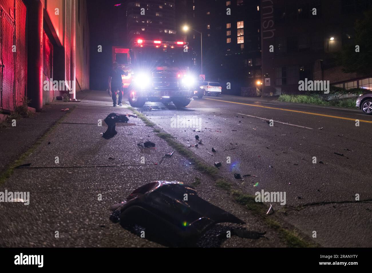 Seattle, Stati Uniti. 4 luglio 2023. Poco prima di mezzanotte una multi-auto colpì Denny e Terry Ave a South Lake Union. Seattle ha visto un forte aumento delle collisioni Hit and Run a seguito di una controversa legge di non inseguimento approvata di recente. La legge limita i casi in cui la polizia è autorizzata a perseguire veicoli che violano la legge. Dall'approvazione della legge si è registrato un notevole aumento dei veicoli che viaggiano senza targhe o linguette visibili, nonché dei veicoli che non si sono fermati per le forze dell'ordine con luci rosse. James Anderson/Alamy Live News Foto Stock