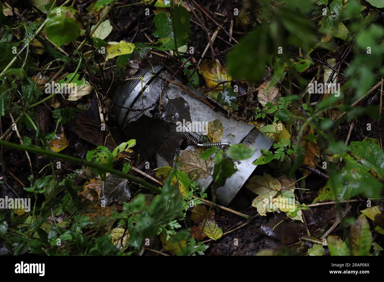Parte di un razzo nella foresta Ucraina, natura dopo la guerra, detriti di missili Foto Stock