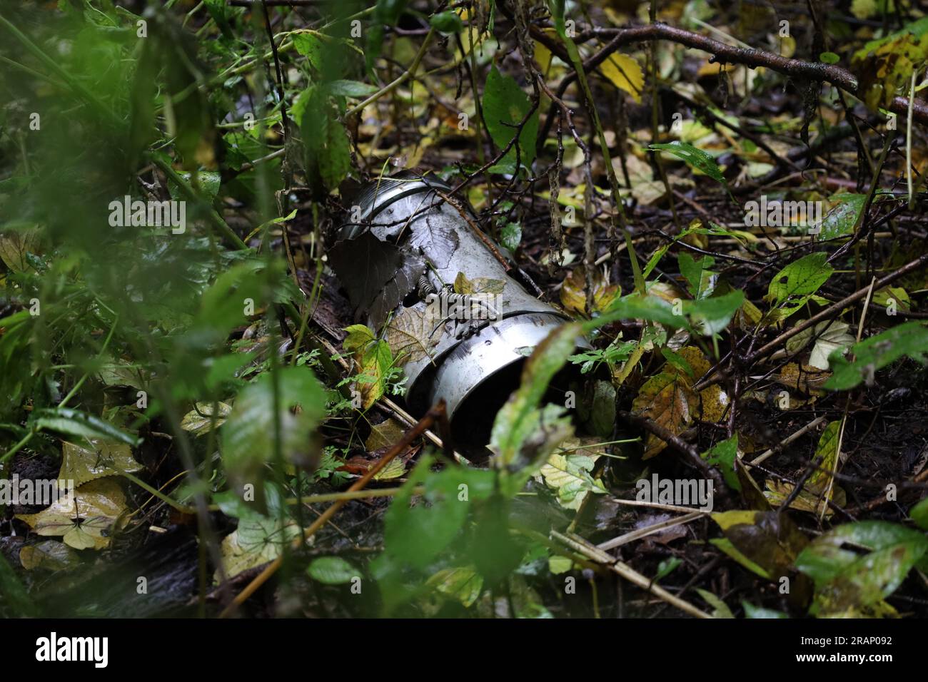 Parte di un razzo nella foresta Ucraina, natura dopo la guerra, detriti di missili Foto Stock