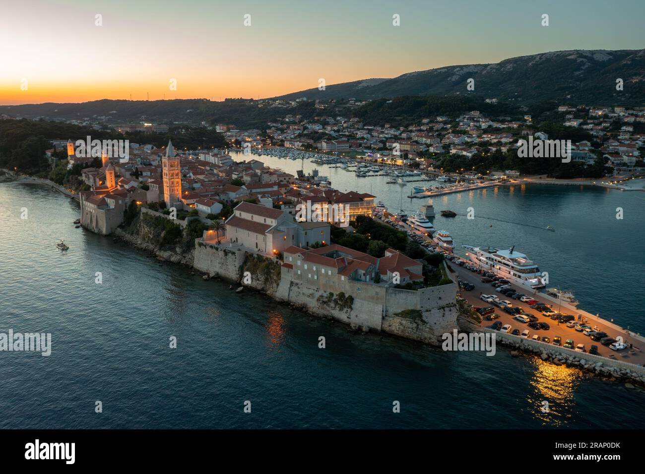 Vista aerea della serata nella città vecchia di Rab, il mare Adriatico in Croazia Foto Stock