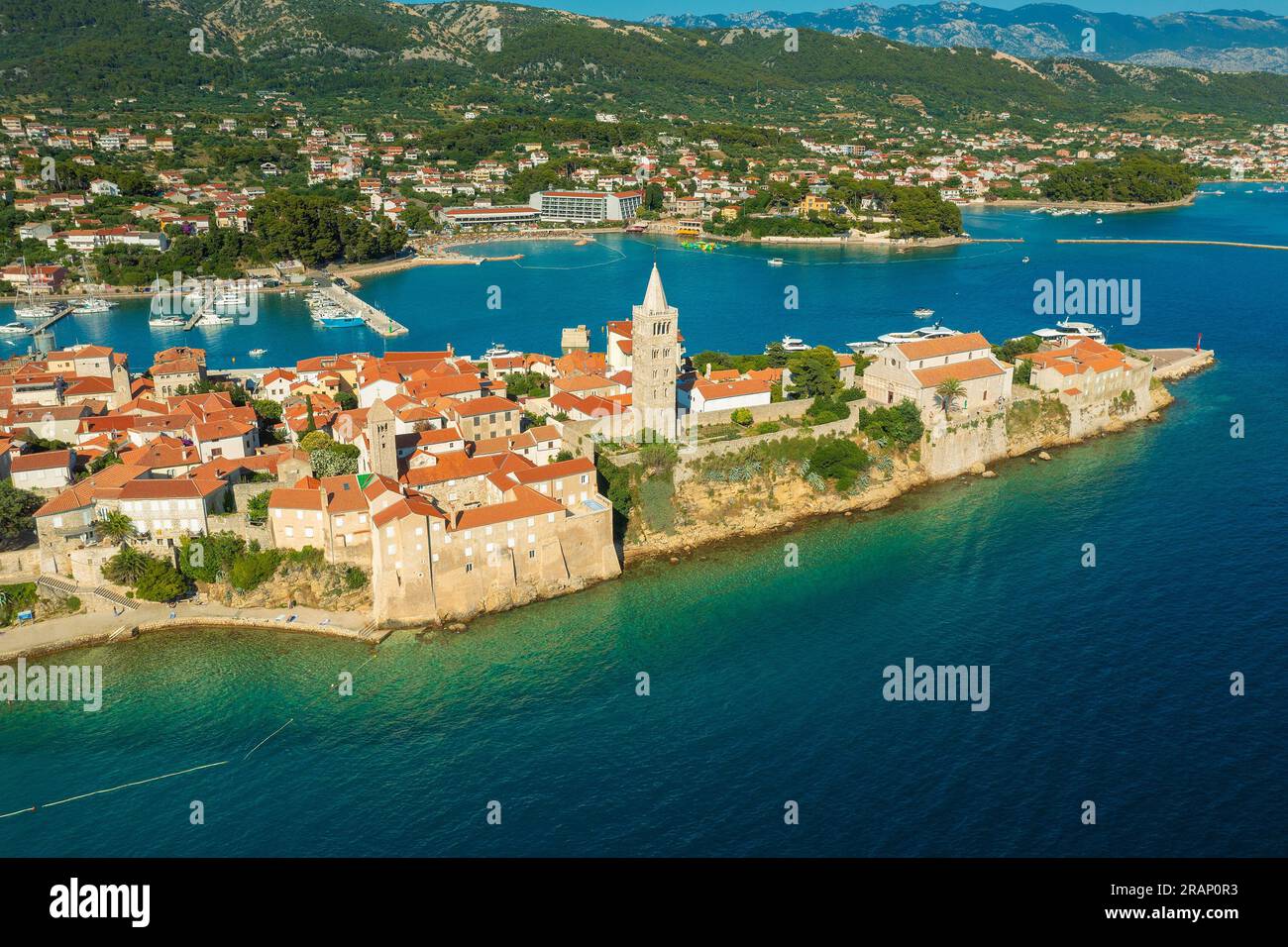Vista aerea della città vecchia di Rab, il mare Adriatico in Croazia Foto Stock