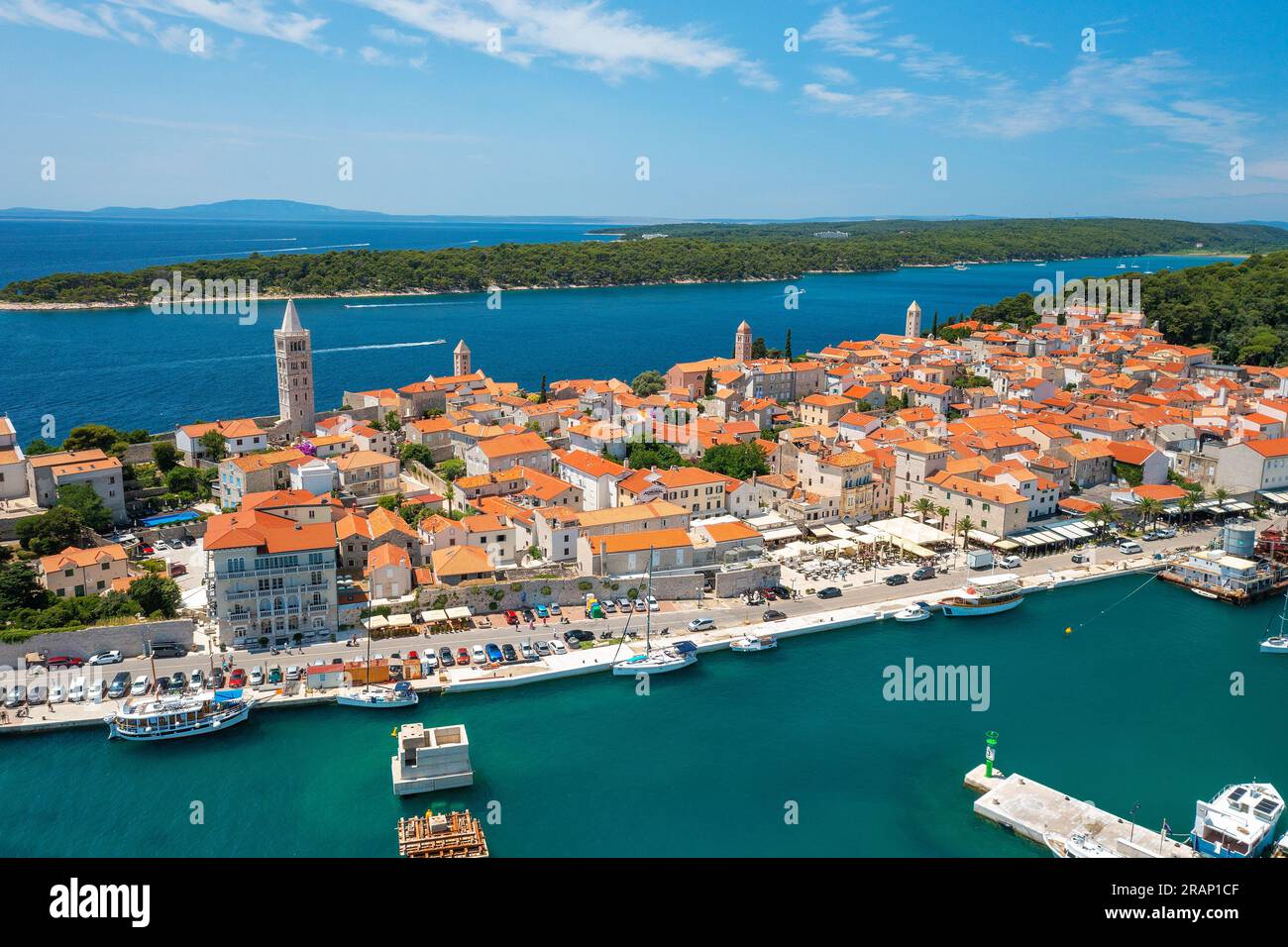 Vista aerea della città vecchia di Rab, il mare Adriatico in Croazia Foto Stock