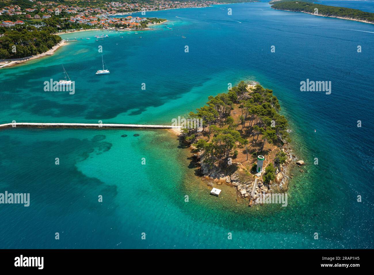 Vista aerea dell'isola di Rab, del mare Adriatico in Croazia Foto Stock