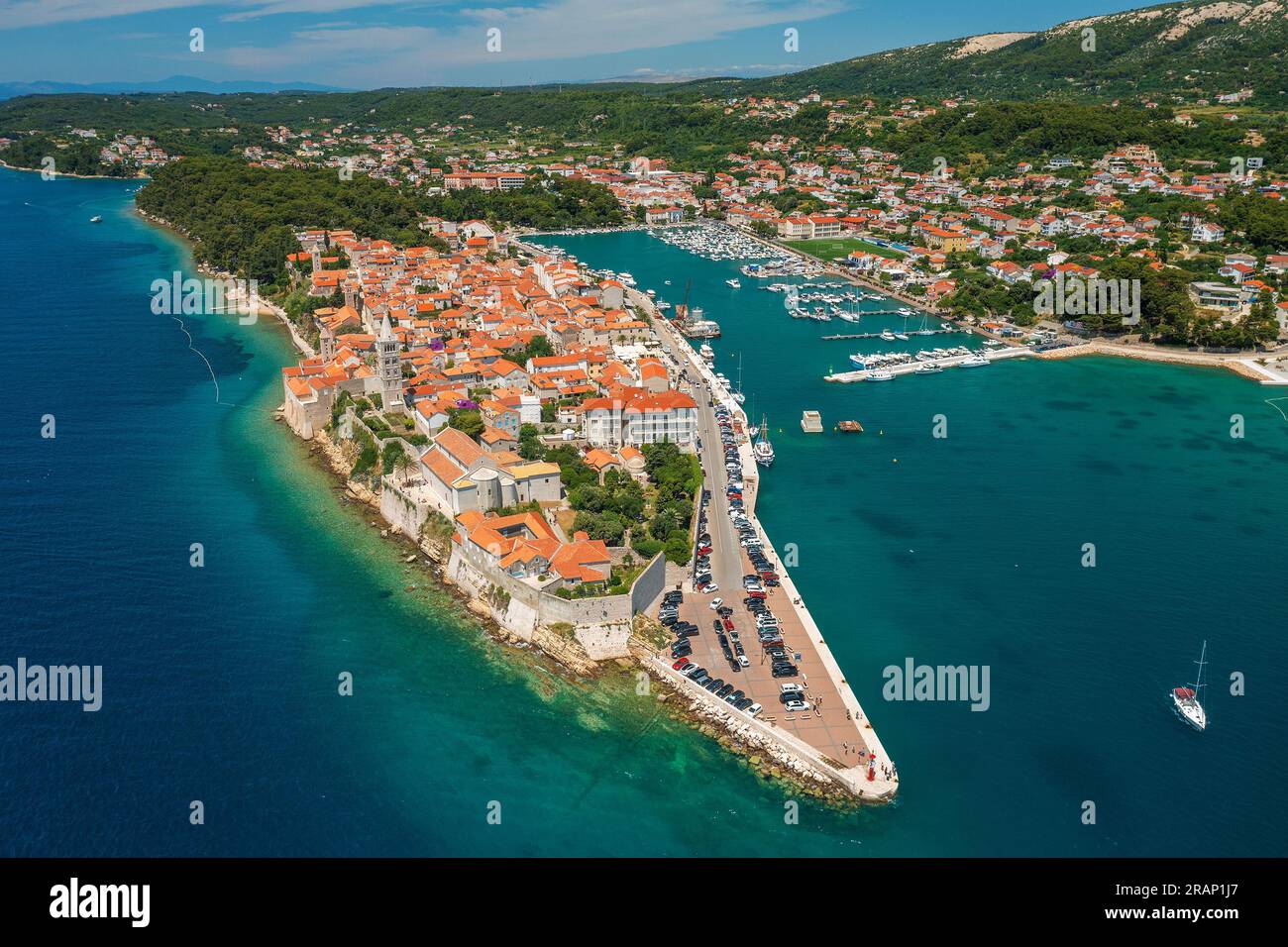 Vista aerea della città vecchia di Rab, il mare Adriatico in Croazia Foto Stock