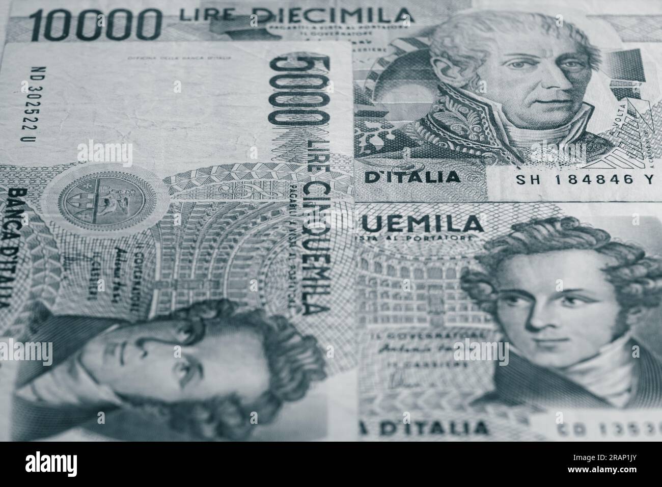 Banconote della lira italiana da diecimila e cinquemila lire ora fuori valore monetario dopo l'entrata dell'euro, stile immagine vintage. Foto Stock