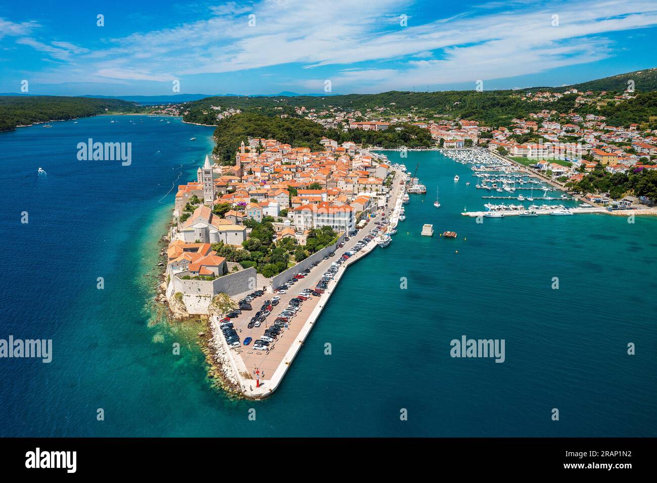Vista aerea della città vecchia di Rab, il mare Adriatico in Croazia Foto Stock
