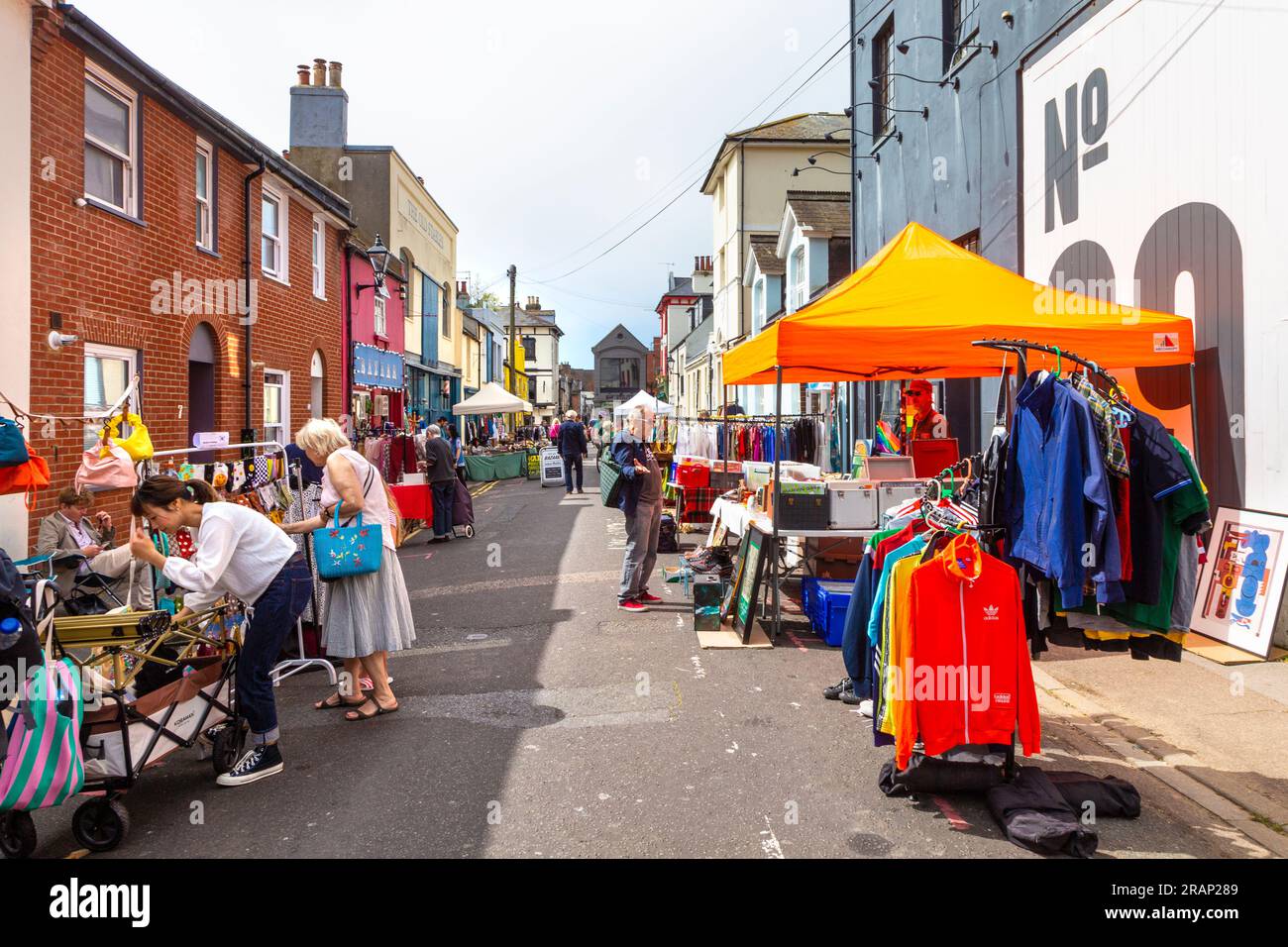 Bancarelle con abbigliamento e antiquariato presso l'Upper Gardner Street Market, Brighton, Inghilterra Foto Stock