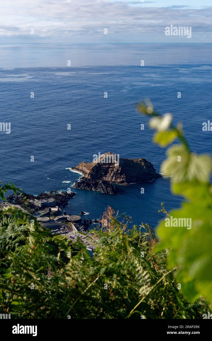 Vista sulla scogliera del lato nord dell'isola di Madeira Foto Stock