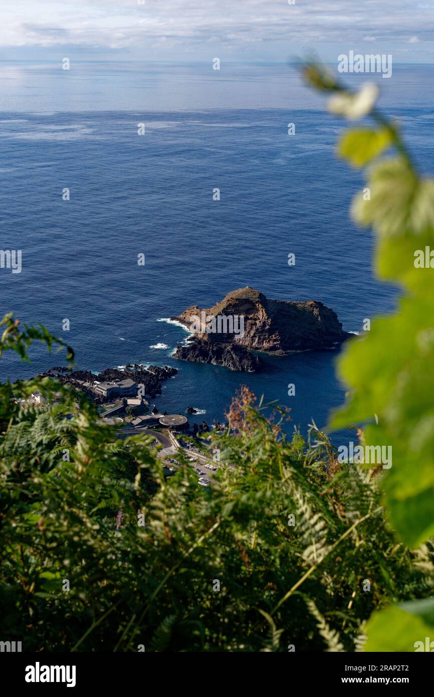 Vista sulla scogliera del lato nord dell'isola di Madeira Foto Stock