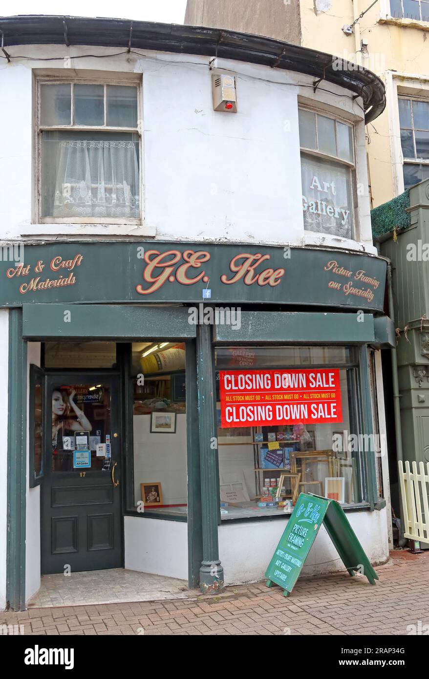 Il punto vendita di GE Kee, un rivenditore indipendente di materiali artistici e artigianali al 17 Bridge Street, Coleraine, County Londonderry, Irlanda del Nord, mostra Foto Stock