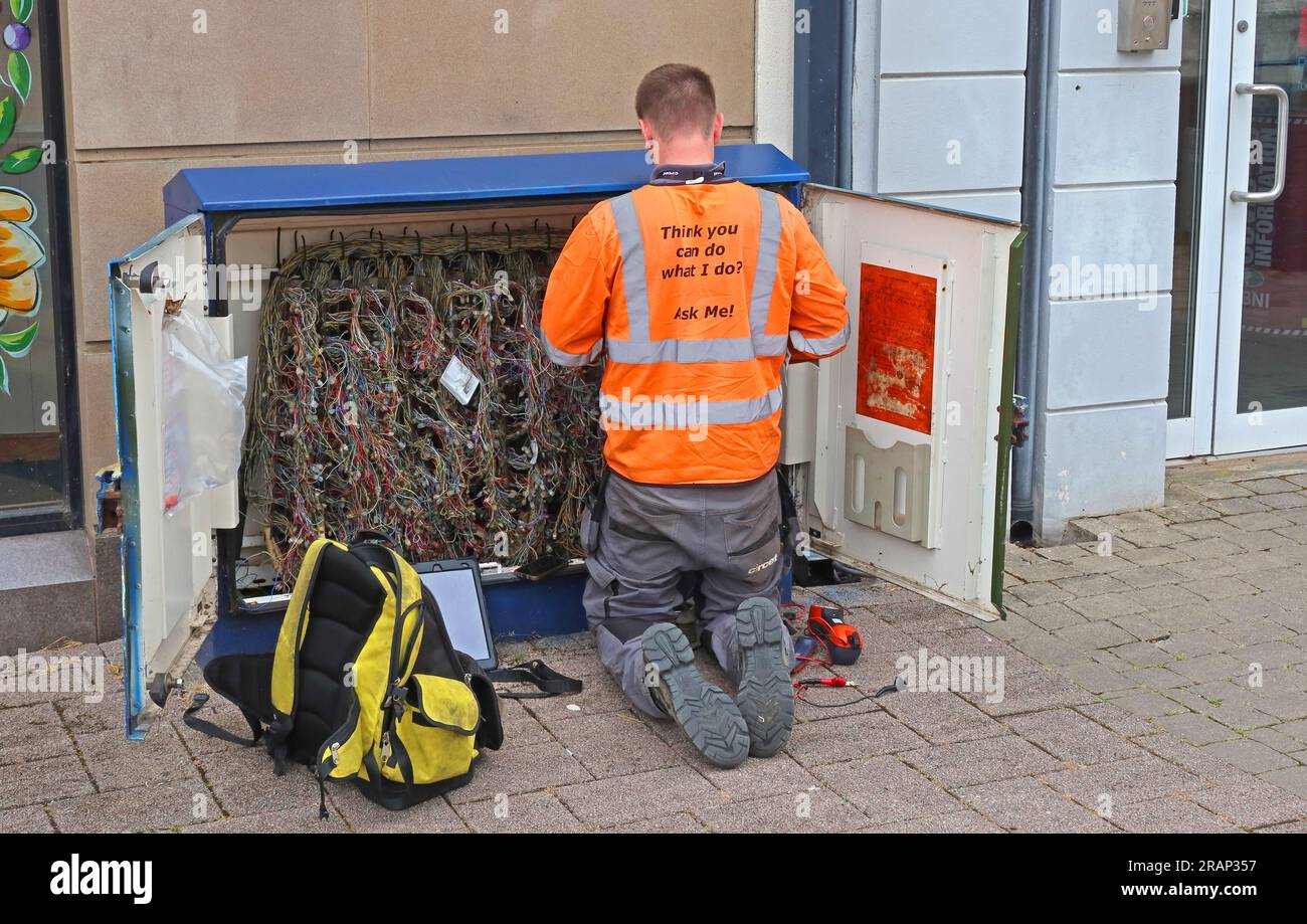 Un ingegnere di telecomunicazioni BT Openreach che lavora su un armadietto di strade aperte a Coleraine, Contea di Londonderry, Irlanda del Nord Foto Stock