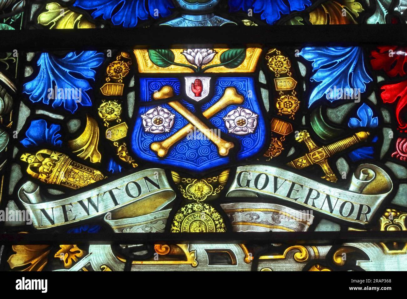Pannello araldico in vetro colorato raffigurante le braccia del governatore Newton con la mano rossa dell'Ulster all'interno del municipio di Coleraine, County Londonderry, NI Foto Stock