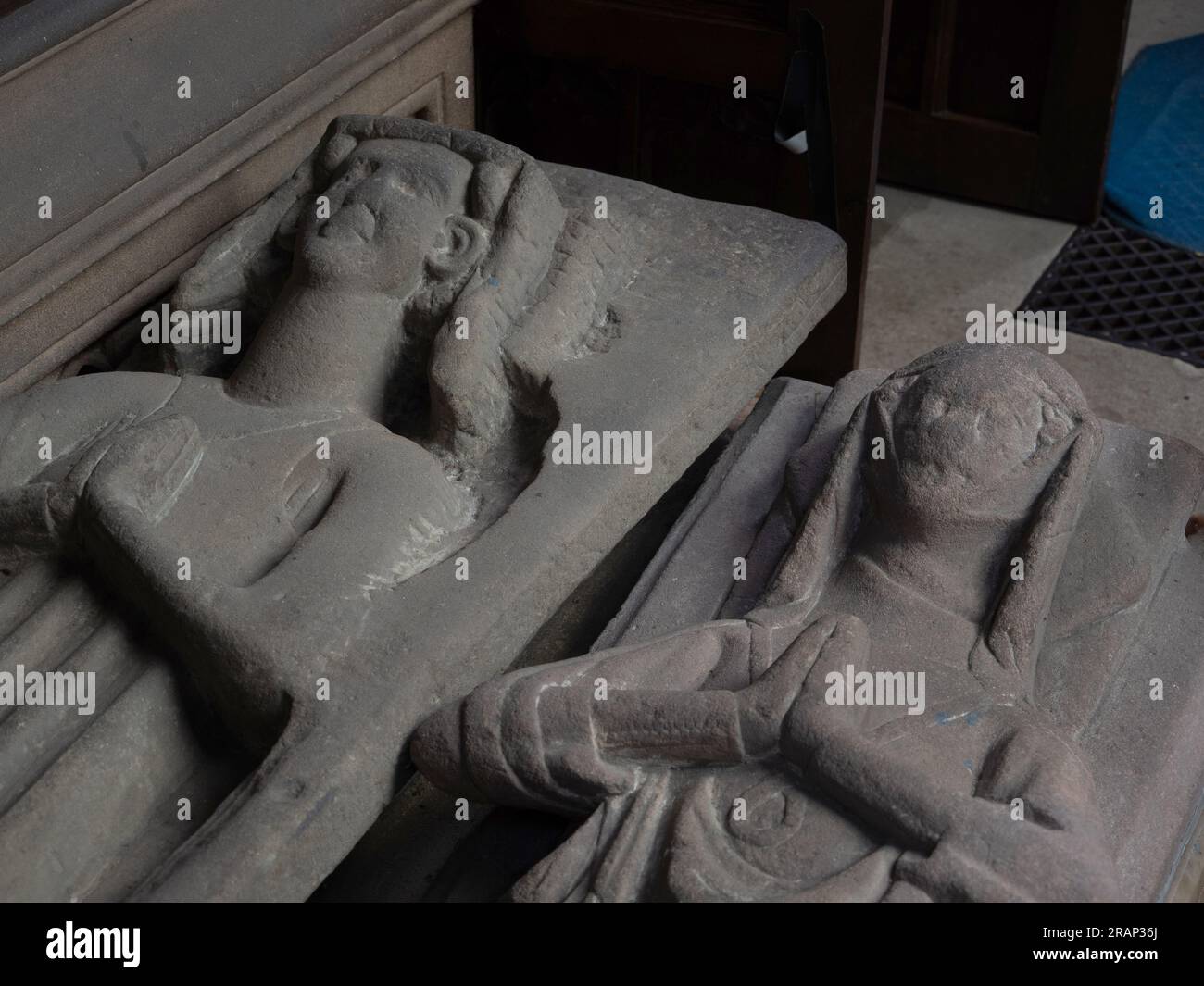 La cosiddetta effigie Adamo ed Eva nella chiesa di San Giovanni Battista, Tideswell, Derbyshire, Regno Unito Foto Stock