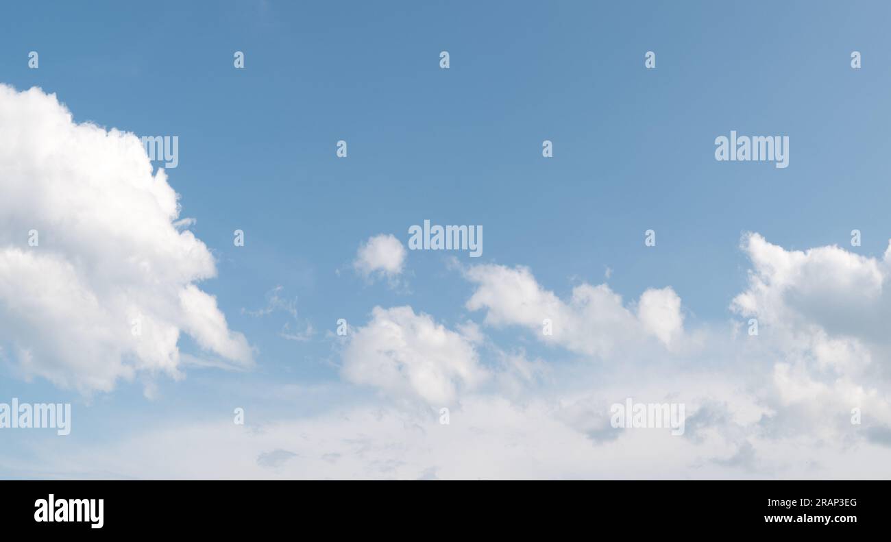 panorama di cielo blu con nuvole di sole Foto Stock